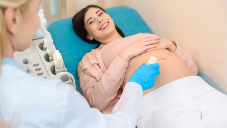 اولین مراجعه به متخصص زنان؛ چه بپرسیم و چطور آماده شویم؟